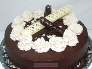 עוגת שכבות שוקולד עם קצפת